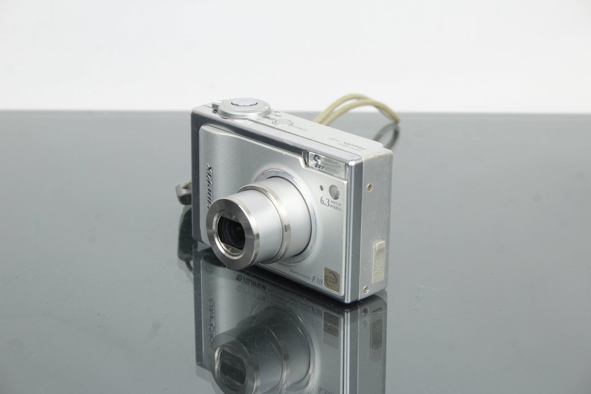Fujifilm Finepix F10 - Dutch|Thrift