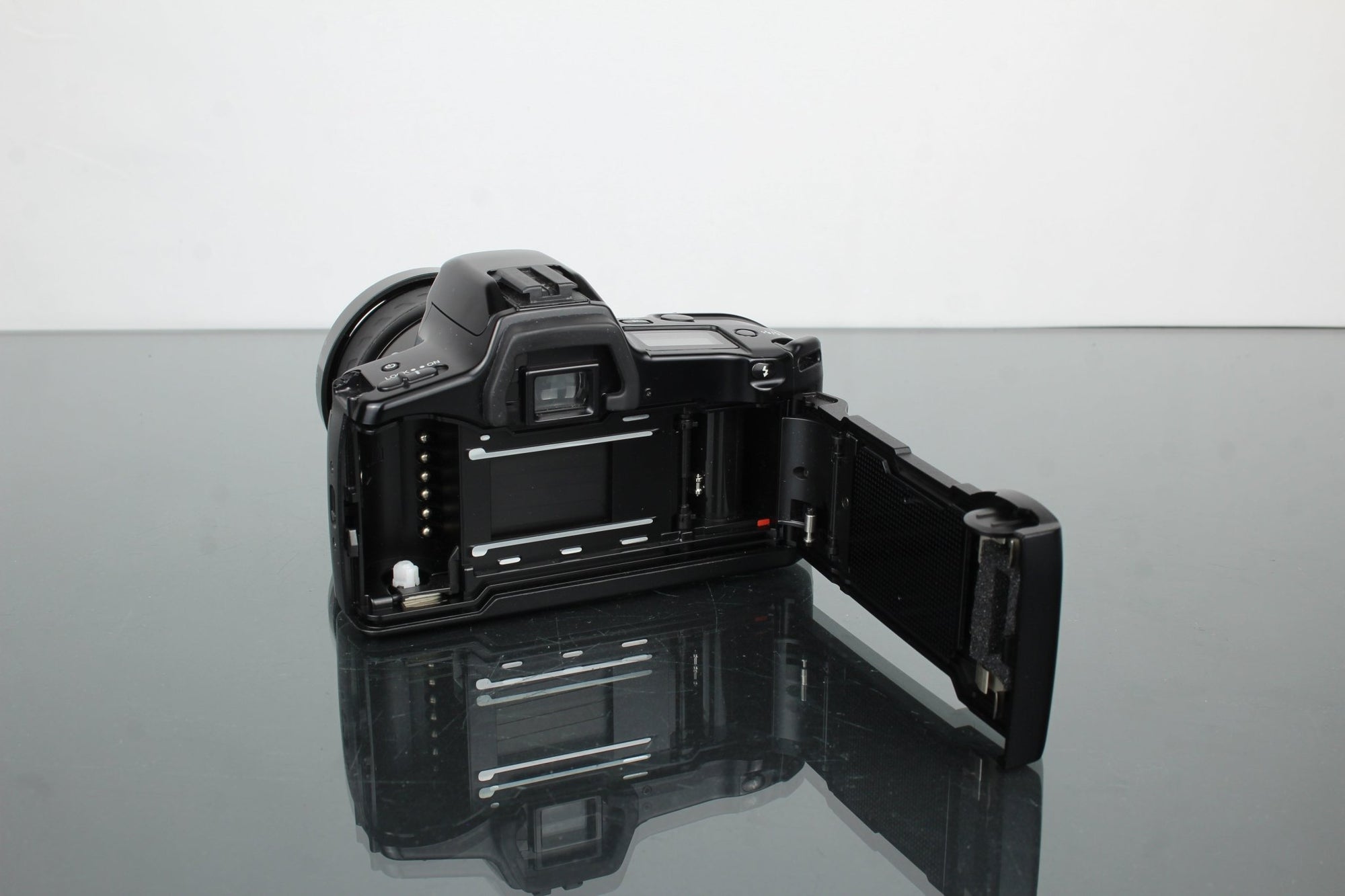 Minolta Dynax 3xi + Xi 28 - 80mm 1:4 - 5.6 Lens - Dutch|Thrift