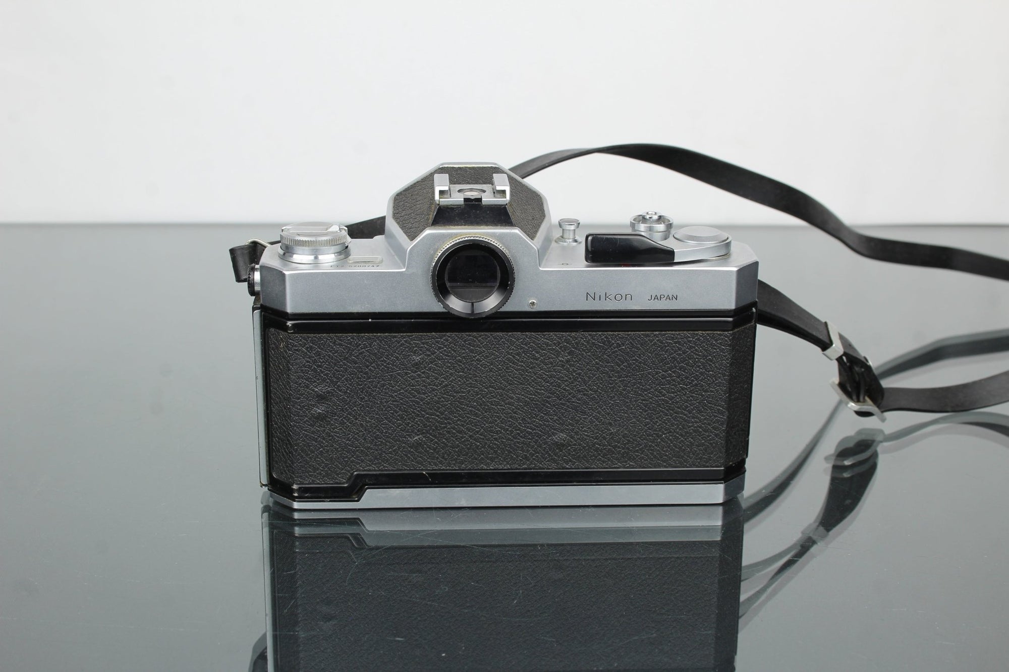 Nikkormat + Nikkor - H Auto 1:1.8 f=85mm - Dutch|Thrift