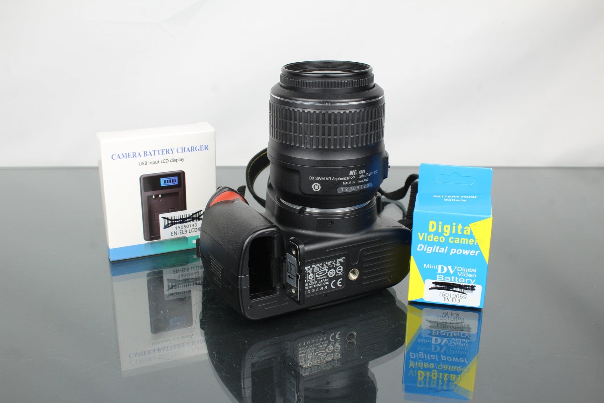 Nikon D60 + Nikon 18 - 55mm 1:3.5 - 5.6 lens - Dutch|Thrift