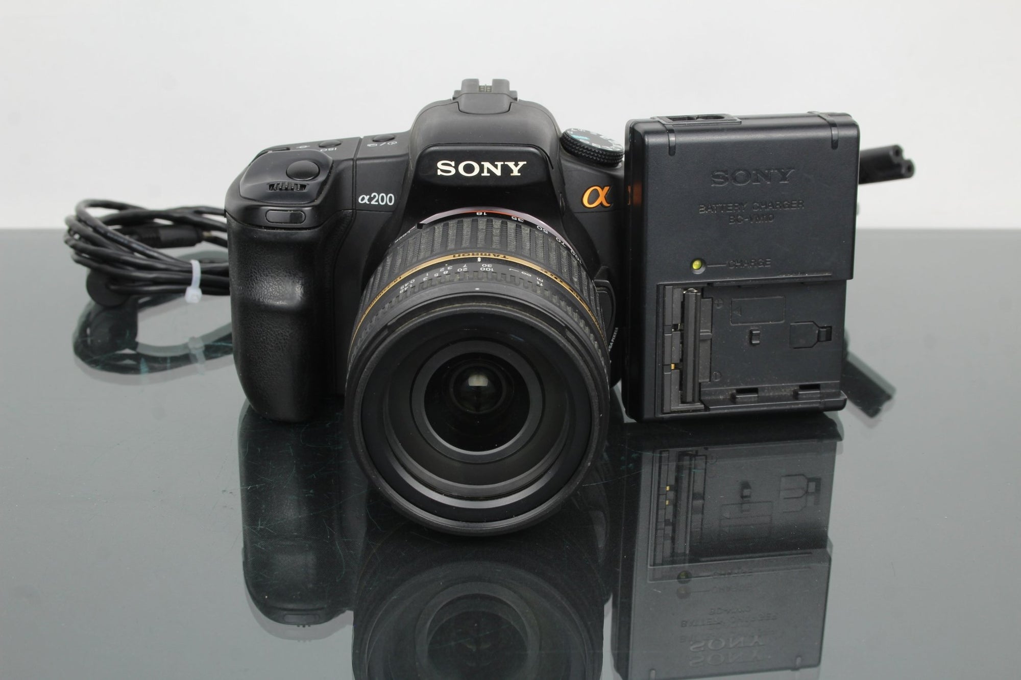 Sony DSLR - A200 + 18 - 250mm 1:3.5 - 6.3 Sony A - mount lens - Dutch|Thrift