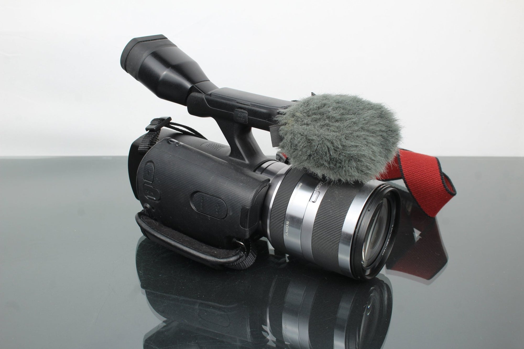 Sony Handycam NEX - VG10E + Sony lens SEL18200 3.5 - 6.3/18 - 200 - Dutch|Thrift