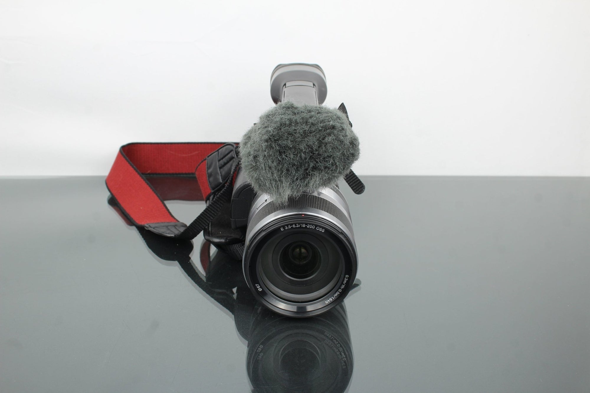 Sony Handycam NEX - VG10E + Sony lens SEL18200 3.5 - 6.3/18 - 200 - Dutch|Thrift