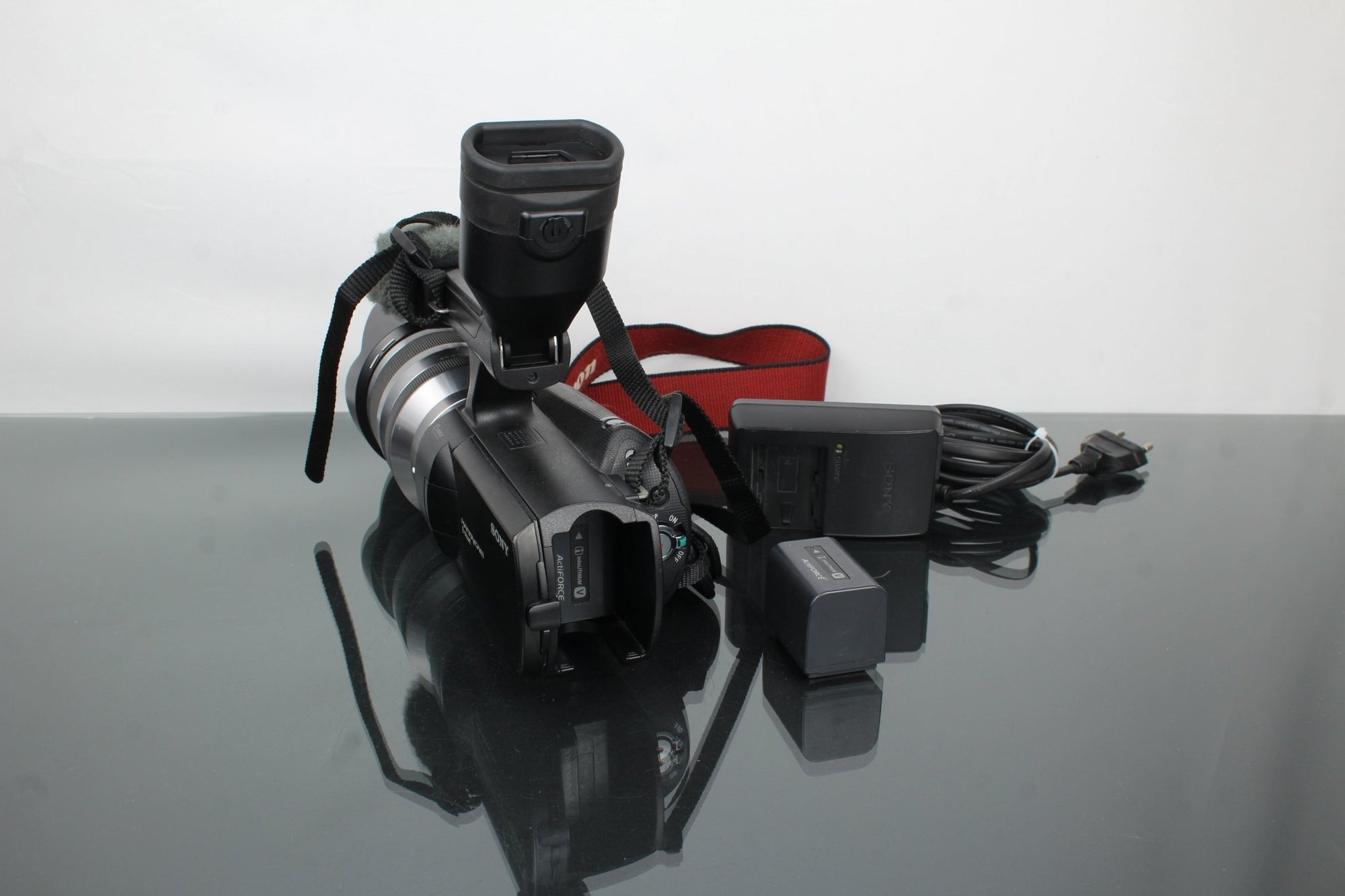 Sony Handycam NEX - VG10E + Sony lens SEL18200 3.5 - 6.3/18 - 200 - Dutch|Thrift